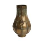 Vase aus Bronze  Runder balusterförmiger Korpus, Wandung mit Netzwerk auf Kordel reliefiert.
