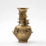Drachenvase, China um 1900  Bronze. Runder Korpus, hoher kräftiger Hals,  Wandung mit