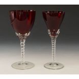 Portwein- und Weißweinglas  Farbloses und rubinrotes Glas. Runder Fuß, spiralig gedrehter Schaft,