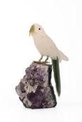 Papagei auf Amethyst-Sockel  Auf  Amethystsockel mit Muttergestein sitzt der Vogel aus