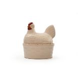 Terrine mit Huhn  Keramik weiß glasiert, Kamm und Schnabel bemalt. H.: 21 cm, Br.: 22 cm. Korpus mit