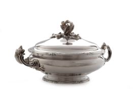 Deckelterrine, Leon Lapar, Paris um1890  950er Silber. Runder Standring mit Blattrelief und C-