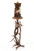 Kerzenständer mit Hirschgeweihen  Hoher Schaft aus Hirschgeweihen, runde Deckplatte, Eiche.   H.: 88
