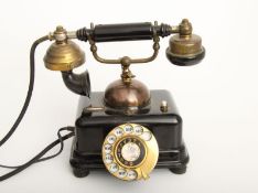 Antikes Telefon  Schwarzes Bakelit und Metall. Rechteckiger Kasten mit aufgesetzter Wählscheibe mit