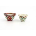 Teeschale und Saketasse, China 19.Jh.  Porzellan polychrom mit Blüten und Blütenzweigen bemalt.