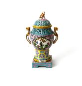 Potpourri-Vase, Carl Thieme, Potschappel  Auf roséfarbenem  Fond polychrom und mit Gold bemalt.  Auf