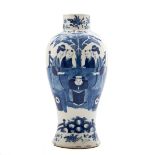 Ziervase, China 19. JH.  Porzellan unter der Glasur blau bemalt.  Runder balusterförmgier Korpus