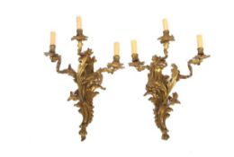 Paar 3-flammige Wandappliken, Frankreich 18. Jh.  Bronze, feuervergoldet, fein ziseliert.