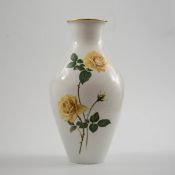 Vase mit gelben Rosen, Fürstenberg 20. Jh.  Balusterförmiger Korpus, Schauseite mit Rosenzweig