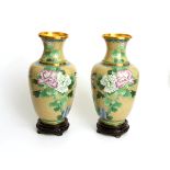 Paar Cloisonne-Vasen,  China  Messing auf cremefarbenem Fond feines Wolkenmosaik, Schauseite mit