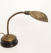 Schreibtischlampe,  um 1900-1920  Sockelfuß aus schwarzem Marmor, runder Fuß spiraliger