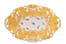 Ovale Brotschale, Meissen 20. Jh.  Polychrom mit gestreuten Blümchen und Matt- und Poliergold