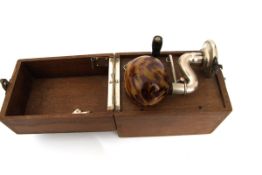 Seltenes Miniatur-Grammophon, England  Rechteckiger Holzkasten mit Tonabnehmer und Kurbel.