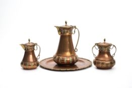 4-teiliges Kaffeeset, Art Déco um 1920  Kupfer, Messing. Bestehend aus Anbietteller, Kaffeekanne,