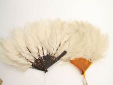 2 Fächer um 1900  Schildpattfarbenes Bakelit mit weißen Marabu-Federn. L.:  38 cm.  2