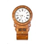 Wanduhr, Amerika um 1900  Nussbaum mit Edelholzintarsien. Hochrechteckiger Kasten. Rundes