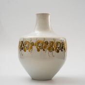 Vase mit Goldornamenten, Fürstenberg 20. Jh.  Gebauchter Korpus, Wandung mit umlaufendem Fries aus