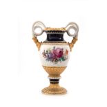 Schlangenhenkelvase, Meissen um 1900  Polychrom und reich mit Gold bemalt, teilweise mit