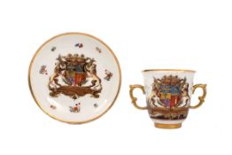 Wappentasse mit UT, Meissen um  1730  Doppelhenkelige glockenförmige Tasse, flachgemuldete