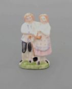 Miniatur Gärtnerpaar , England um 1900  Porzellan polychrom bemalt. Auf ovalem Landschaftssockel