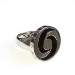 Bulgari-Ring  750er WG.  Glatte breite Ringschiene, runder kreiselförmiger  Ringkopf mit Onyx.