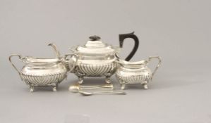 3-teiliges Teeservice, England um 1900  Plated. Bestehend aus Teekanne, Zuckerschale, Sahnekanne.