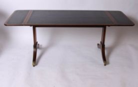 Tisch, England um 1890  Mahagoni. Auf seitlichen Wangenfüßen mit geraden Beinen, gerade Zarge,