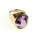 Ring mit Amethyst  585er GG. Breite glatte Ringschiene,  ovaler Ringkopf mit Amethyst in