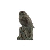 Vogelfigur Bronze, grünlich-grau patiniert. Auf einem Baumstumpf sitzender  Jungvogel. H.:  12 cm.