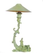 1-flammige Tischlampe Metall, hellgrün lackiert. Auf asymmetrischem Sockel mit Blütenrelief sitzt