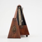 Metronome, um 1900 Herst.Wittner. Nussbaum. Auf drei Füßchen Korpus in Form eines Obelisk. System