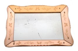 Salonspiegel, Venedig Bronziertes Spiegelglas. Passig geschweifter konisch angeschnittener Rahmen,