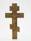 Vortragekreuz, Russland um 1900 Messing. Orthodoxes Kreuz mit Reliefdarstellung des Gekreuzigten,