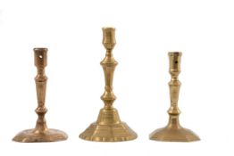 3 Kerzenleuchter um 1720-1750 Bronze. 2 Leuchter mit rechteckigem getrepptem Fuß, einer mit