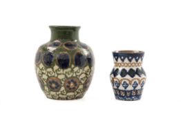 2 Vasen, Bunzlau, Jugendstil um 1900 Feinsteinzeug. Weiß-grüner Fond mit Schwämmeldekor  mit