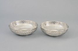 Paar Konfektschalen, Holland 1911 925er Silber. Flacher runder Spiegel, gekehlte hohe Fahne von