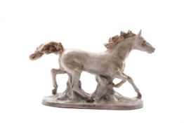 Trabendes Pferd, Karlsruhe Keramik mit grau-beiger Kraquele-Glasur. Auf ovalem Sockel die