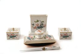 5-teiliges Schreibzeug, Meissen Polychrom mit Reisstrohmuster bemalt, goldgerändert. Bestehend