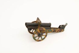 Spielzeug Kanone Blech mit Camouflage-Bemalung. Br.:  16,5 cm.