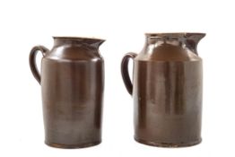 2 Milchkannen, Bunzlau um 1910-1920 Rötlich-brauner Ton mit dunkelbrauner Engobe.  Runder