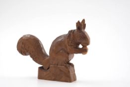 Nußknacker in Form eines Eichhörnchens Holz geschnitzt.  H.:  20 cm.