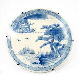 Großer Zierteller, China 19. Jh. Porzellan unter der Glasur blau mit Landschaftsdarstellung