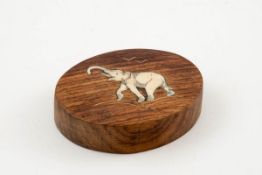 Paperweight, um 1900 Edelholz. Ovale flache Form mit intarsiertem Elefanten aus Bein. Br.:  9k5 cm.