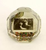 Paperweight mit Foto, Böhmen um 1920 Farbloses Glas. Oktogonaler Stand, kugeliger facettierter