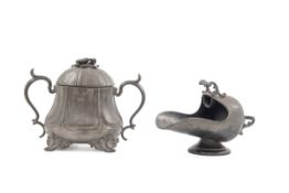 Zuckerdose und Schütte,  um 1900 Zinn. Zuckerdose auf  vier Rocaillenfüßen Korpus mit gravierten