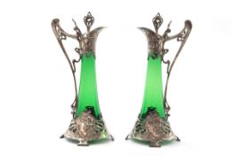 Paar Schenkkannen, WMF Jugendstil um 1900-1910 Britannia-Legierung, flaschengrünes Glas. Auf vier