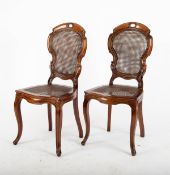 Paar Stühle,  Louis Philippe um 1870 Nussbaum. Auf vier geschweiften Beinen, die vorderen