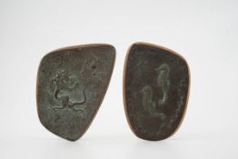 Paar Relieftafeln, Lauchhammer Bronze, grünlich-grau patiniert. Ovale asymmetrische Form