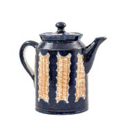 Kaffeekanne, Bunzlau um 1920 Feinsteinzeug. Korpus mit  kobaltblauer gesprenkelter Glasur und