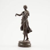 Lindenberg, M. "Antike Frauenfigur". Grauguss, bronziert.  Auf rundem Sockel Darstellung der Frau in